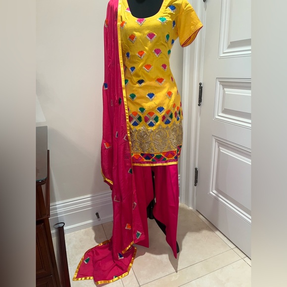 Yellow and Magenta Patial Salwar Suit - Picture 5 of 6